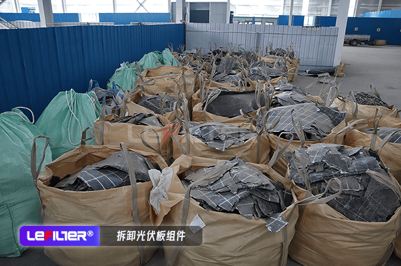 拆卸的光伏板組件