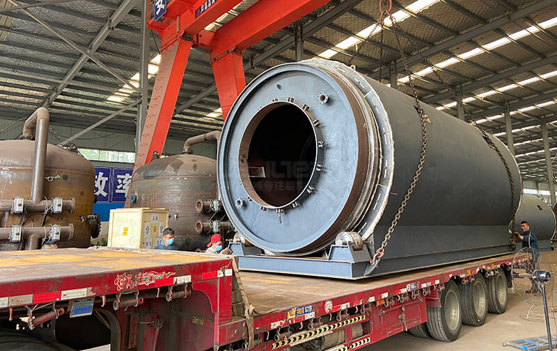 新疆劉總訂購的6臺LES-2675輪胎煉油設備裝車發出01