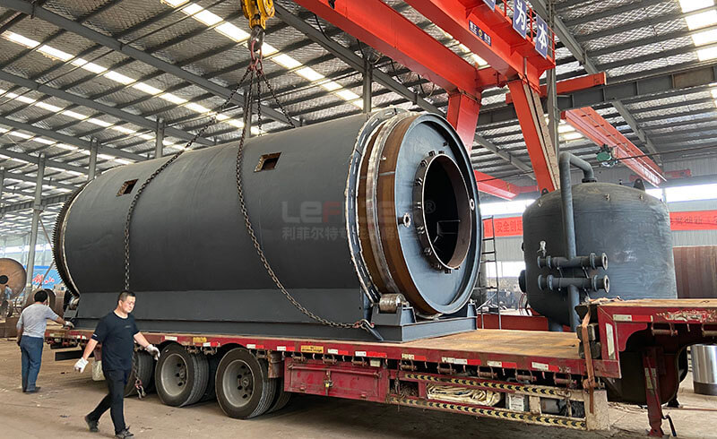 湖南邵陽曾總訂購的多臺LES-2866輪胎煉油設備裝車發出02